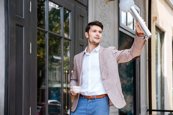 Junger gutaussehender Geschäftsmann begrüßt jemanden im Café — Stockfoto