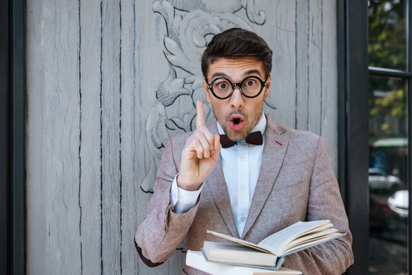 Jonge nerd man met boeken heb je een idee — Stockfoto