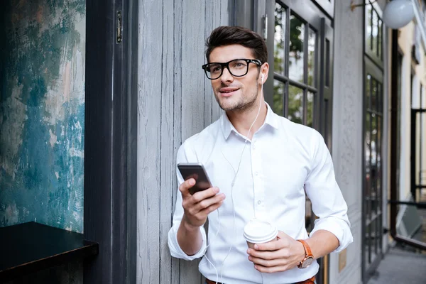 Man using smartphone and listening to music in the city — Stock Photo, Image