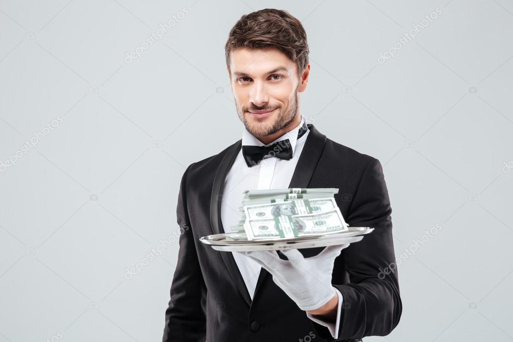 Ato 1: Bem-vindos à Grande Maçã Depositphotos_114074024-stock-photo-smiling-waiter-in-tuxedo-and