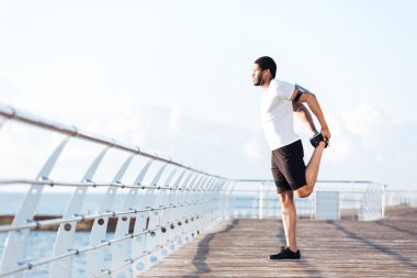 Ayakta ve bacak germe çekici Afrikalı sporcu