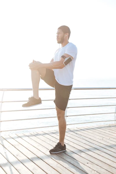 Sportowca stałego i rozciąganie nogi rano o świcie — Zdjęcie stockowe