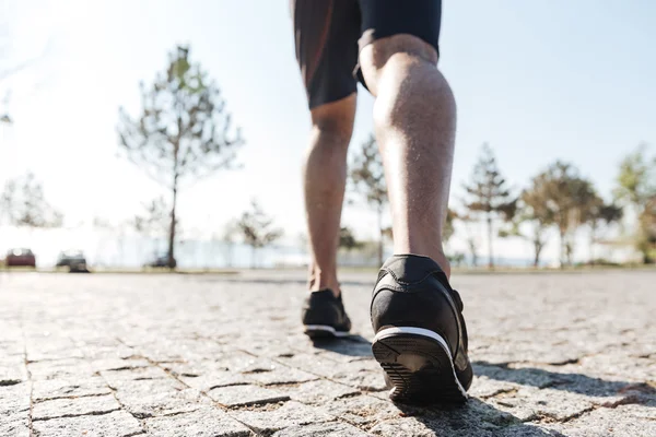 Piernas de deportista masculino corriendo en la ciudad — Foto de Stock