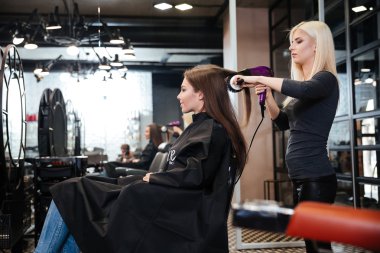 Güzellik Salonu bir kadın müşteri saç kurutma stilist
