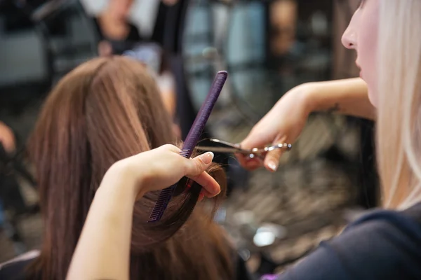 Schöne Friseurin macht Frisur für ihren Kunden in Schönheitssalon — Stockfoto