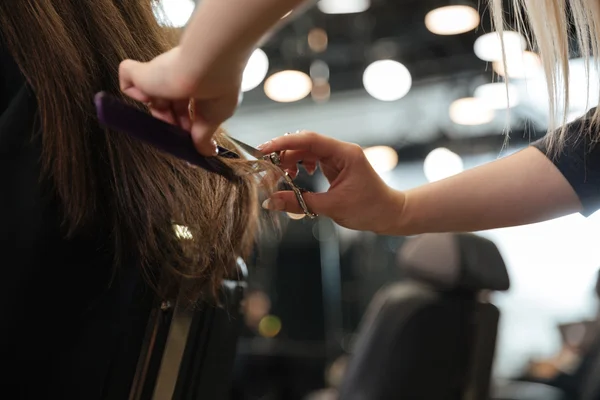 Peluquería profesional haciendo corte de pelo elegante — Foto de Stock