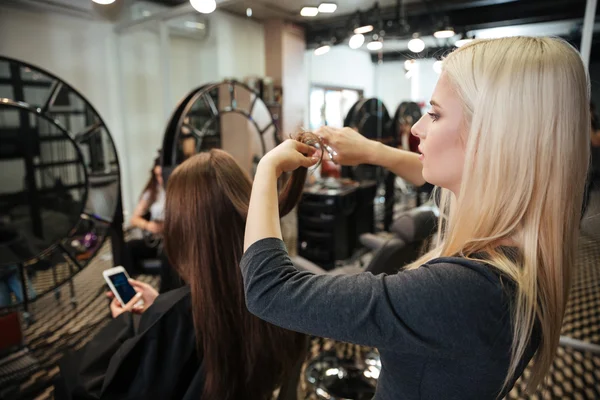 Cabeleireiro feminino corte de cabelo de cliente mulher no salão de beleza — Fotografia de Stock