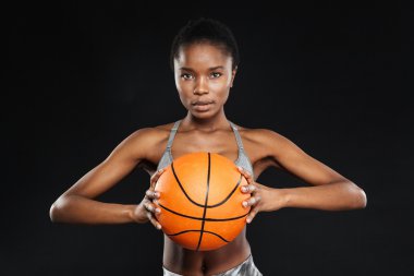 Siyah bir arka plan üzerinde izole kadın basketbol oyuncusu