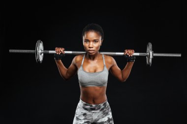 Barbell ile bir güzel fitness kadın portresi yakın çekim