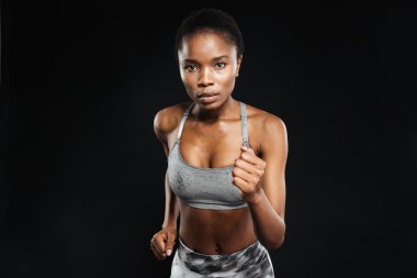 Çalışan bir spor Afrikalı kadın portresi yakın çekim