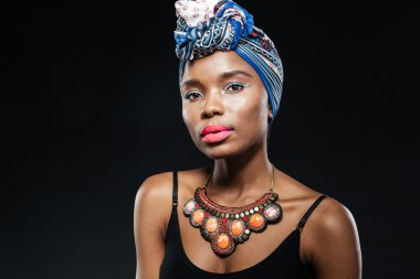Afrikalı genç bir moda kadınının yakın çekim portresi