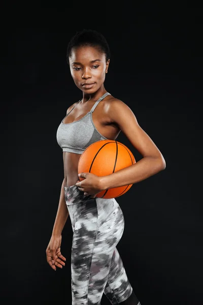 Retrato de una mujer deportiva posando sosteniendo la pelota — Foto de Stock