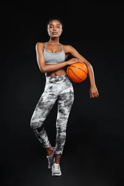 Retrato de cuerpo entero de una mujer deportiva posando sosteniendo la pelota — Foto de Stock