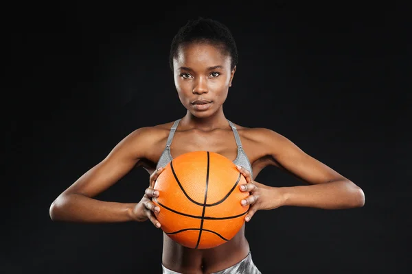 Θηλυκό μπασκετμπολίστας απομονώνεται πάνω σε μαύρο φόντο — Φωτογραφία Αρχείου
