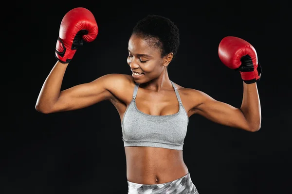 Retrato de una mujer fitness sonriente de pie con guantes de boxeo — Foto de Stock