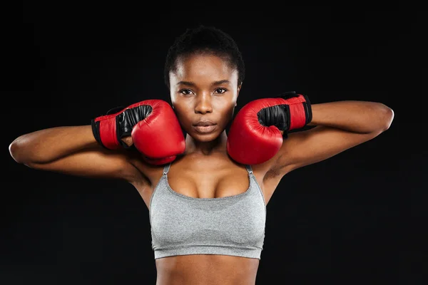 Retrato de una hermosa mujer de fitness de pie en guantes de boxeo — Foto de Stock
