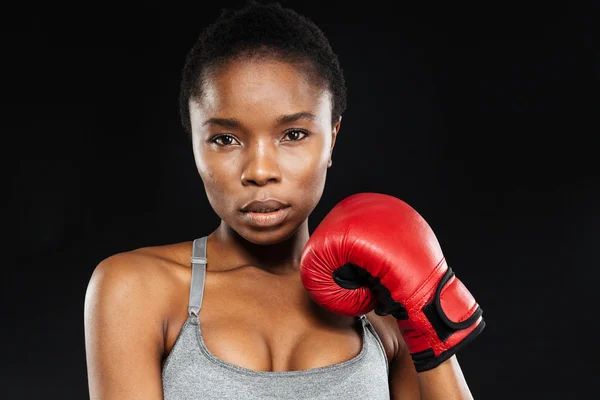 Retrato de una joven deportista de pie con guantes de boxeo — Foto de Stock