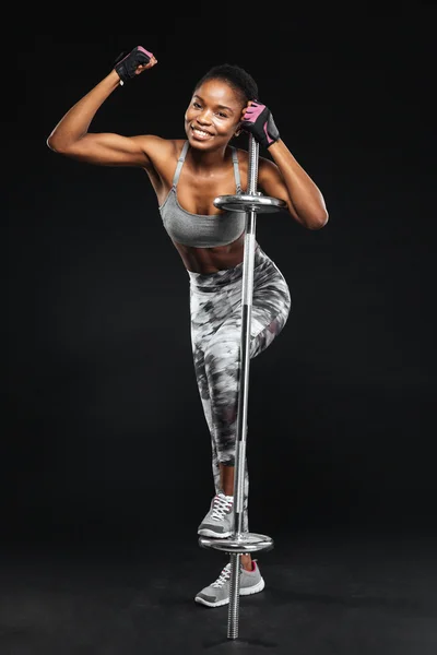 Close-up πορτρέτο της γυναίκας γυμναστήριο κάνει ασκήσεις με barbell — Φωτογραφία Αρχείου