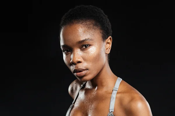 Közeli kép: egy fiatal afrikai nő portréja — Stock Fotó