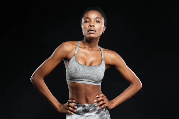 Retrato de una mujer afroamericana en forma física posando — Foto de Stock