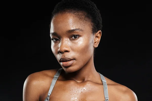 Retrato de mulher africana com pele fresca olhando para a câmera — Fotografia de Stock