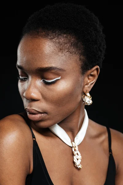 Çekici bir genç Afrikalı Amerikalı kadının yakın çekim portresi — Stok fotoğraf