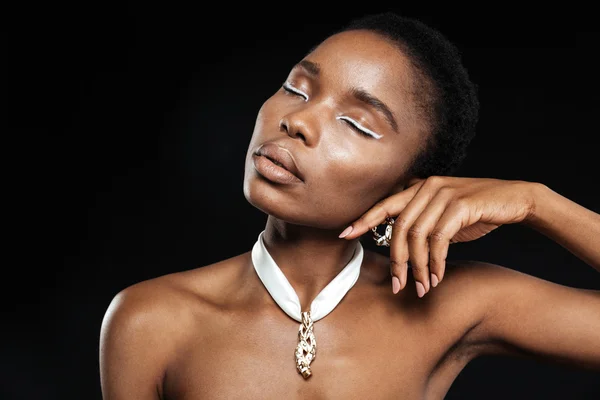 Çarpıcı güzel genç afrikalı-amerikalı siyah kadın poz — Stok fotoğraf