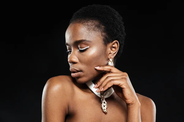 Close-up retrato de uma bela mulher africana atraente — Fotografia de Stock