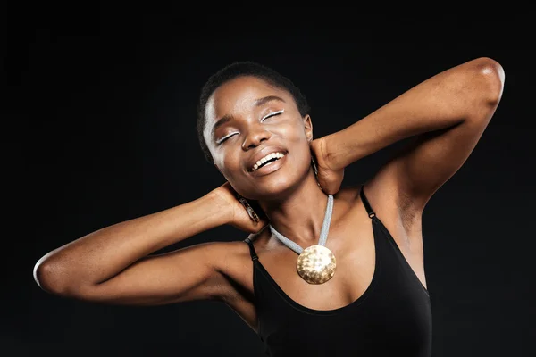 Retrato de uma mulher africana sorridente posando em estúdio — Fotografia de Stock