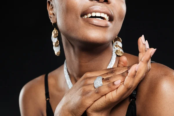 Vágott kép egy gyönyörű, vonzó afrikai nő — Stock Fotó