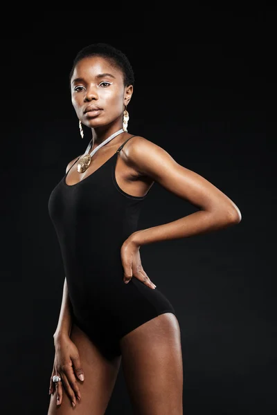 Sinnlich schöne Afrikanerin im Body posiert im Studio — Stockfoto
