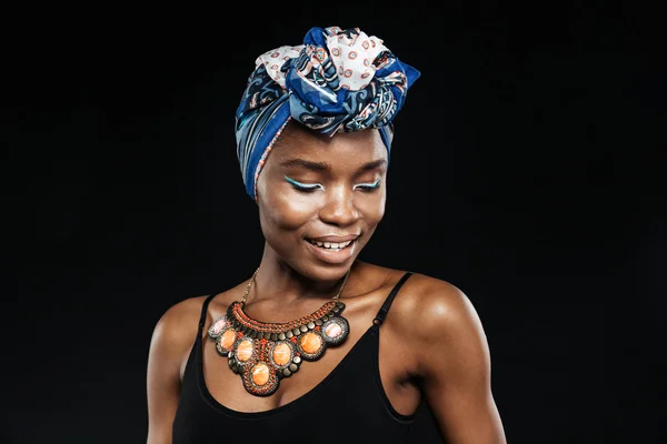 Retrato de una mujer africana sonriente posando en un estudio — Foto de Stock