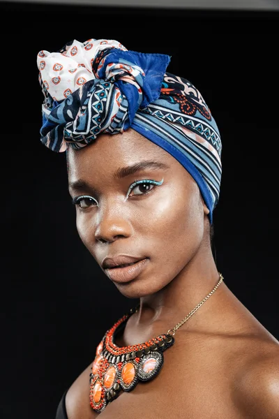 Közelkép portréja egy gyönyörű afrikai nő visel kendőt — Stock Fotó