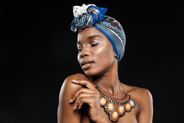 Крупный план портрета стильной африканской женщины с закрытыми глазами
