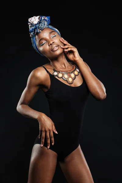 Retrato de mulher africana sexy magro em bodysuit posando — Fotografia de Stock