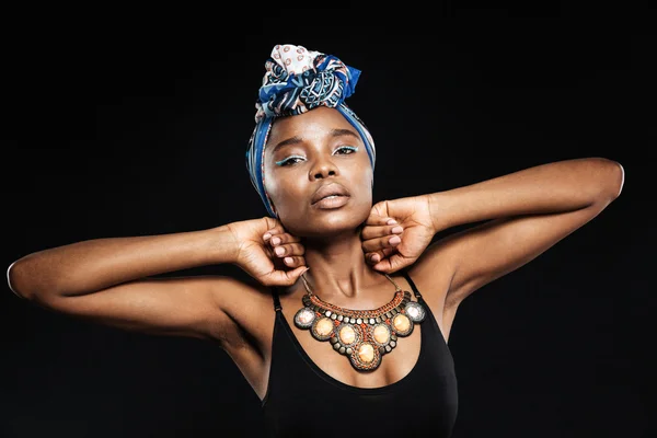 Portrait of a young stylish african woman posing in studio — Stock Photo, Image