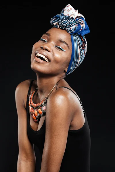 스튜디오에서 포즈를 취하는 미소 짓는 아프리카 여성의 초상화 — 스톡 사진