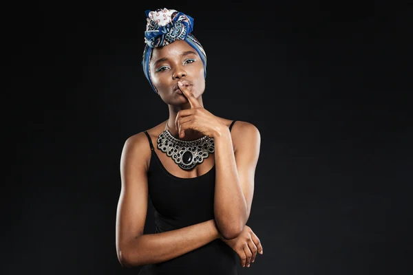 Divat portréja gyönyörű szexi fiatal afrikai nő — Stock Fotó