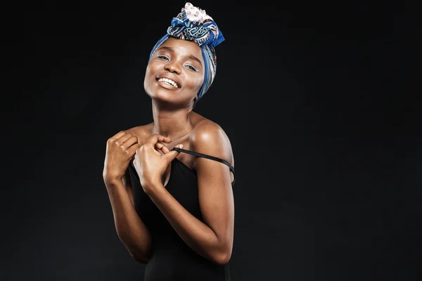 Retrato de uma mulher africana sorridente em bodysuit posando — Fotografia de Stock