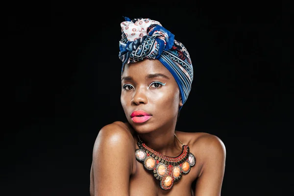 Közeli portréja afrikai nő nézi kamera — Stock Fotó