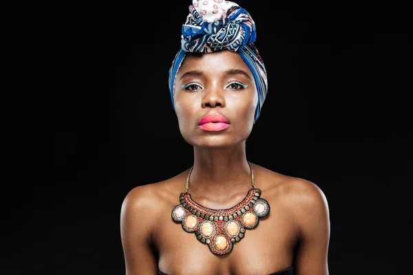 Close-up retrato de uma bela mulher africana vestindo xale — Fotografia de Stock