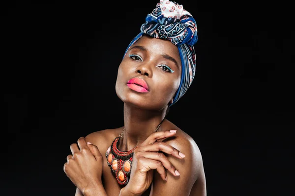 Közelkép portréja egy gyönyörű afrikai nő visel kendőt — Stock Fotó
