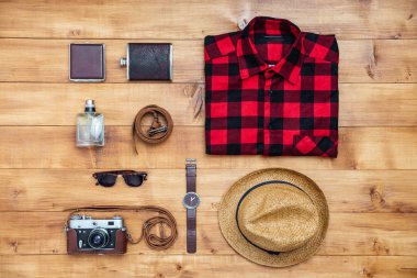 Seyahat konsept gömlek, kamera, şapka, şişe, saat, gözlük, bel