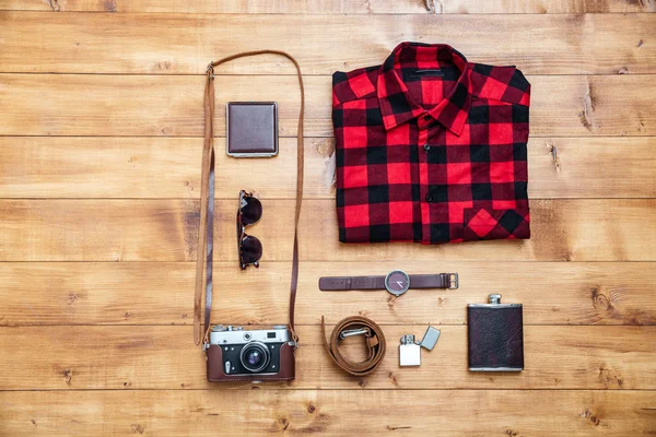Концепция путешествия рубашка, камера, фляжка, часы, бумажник на столе — стоковое фото