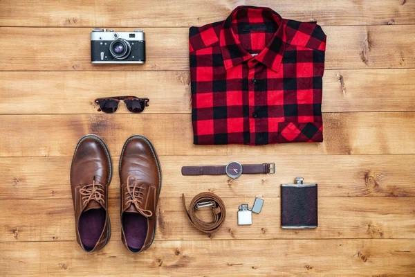 Camisa concepto de viaje, cámara, zapatos, frasco, reloj, zapatos en el escritorio — Foto de Stock