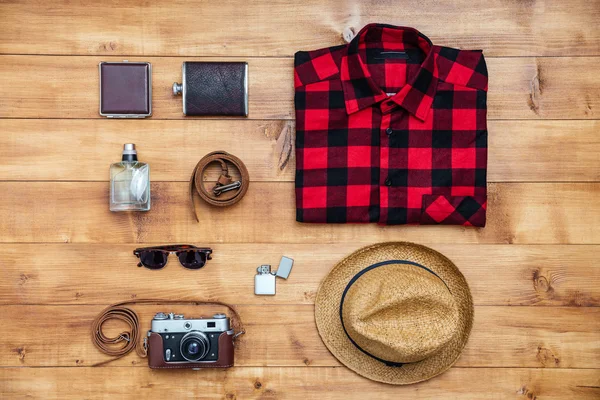 Концепция путешествия рубашка, камера, шляпа, фляжка, зажигалка, очки, б — стоковое фото