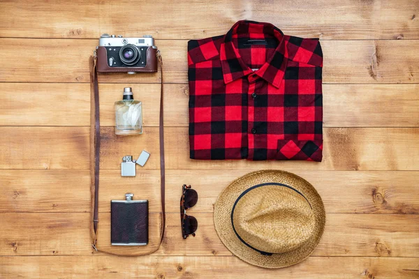 Концепция путешествия рубашка, камера, шляпа, фляжка, зажигалка, очки, пе — стоковое фото