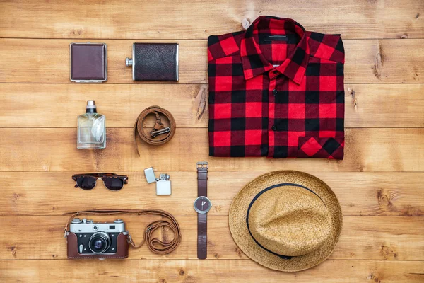 Camisa concepto de viaje, cámara, sombrero, frasco, reloj, gafas, bel — Foto de Stock