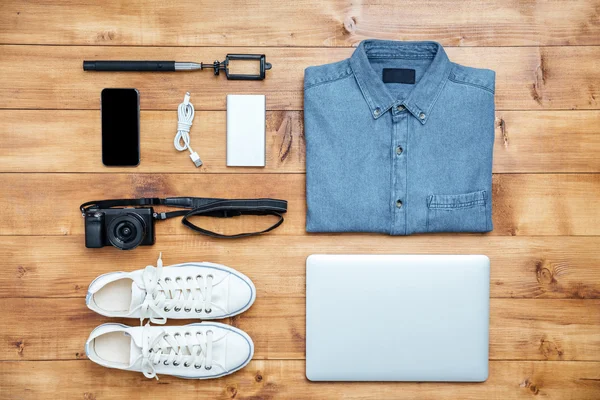 Reizen concept schoenen, shirt, mobiele telefoon, laptop, MP3, USB, kwam — Stockfoto