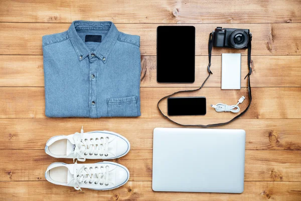 Zapatos concepto de viaje, camisa, teléfono móvil, portátil, mp3, usb, vino — Foto de Stock